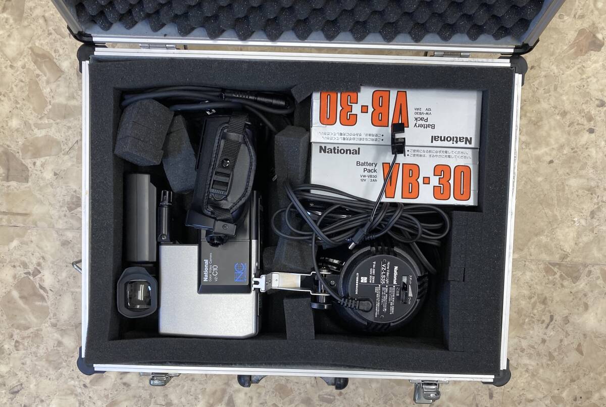 National カラービデオカメラ　VZ-C10 、ホームビデオライト VZ-LS35 、バッテリーパック VB-30 2個、収納ジュラルミンケース　一式！