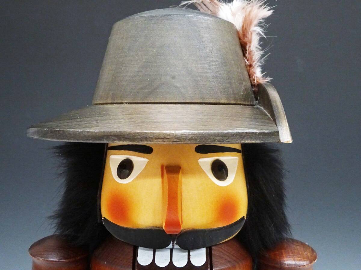 ◆(EG) 木製 くるみ割り人形 約37.5cm×約13.5cm×約13cm 木工芸 工芸品 民芸品 ドイツ製 兵隊 人形 置物 インテリア雑貨_画像2