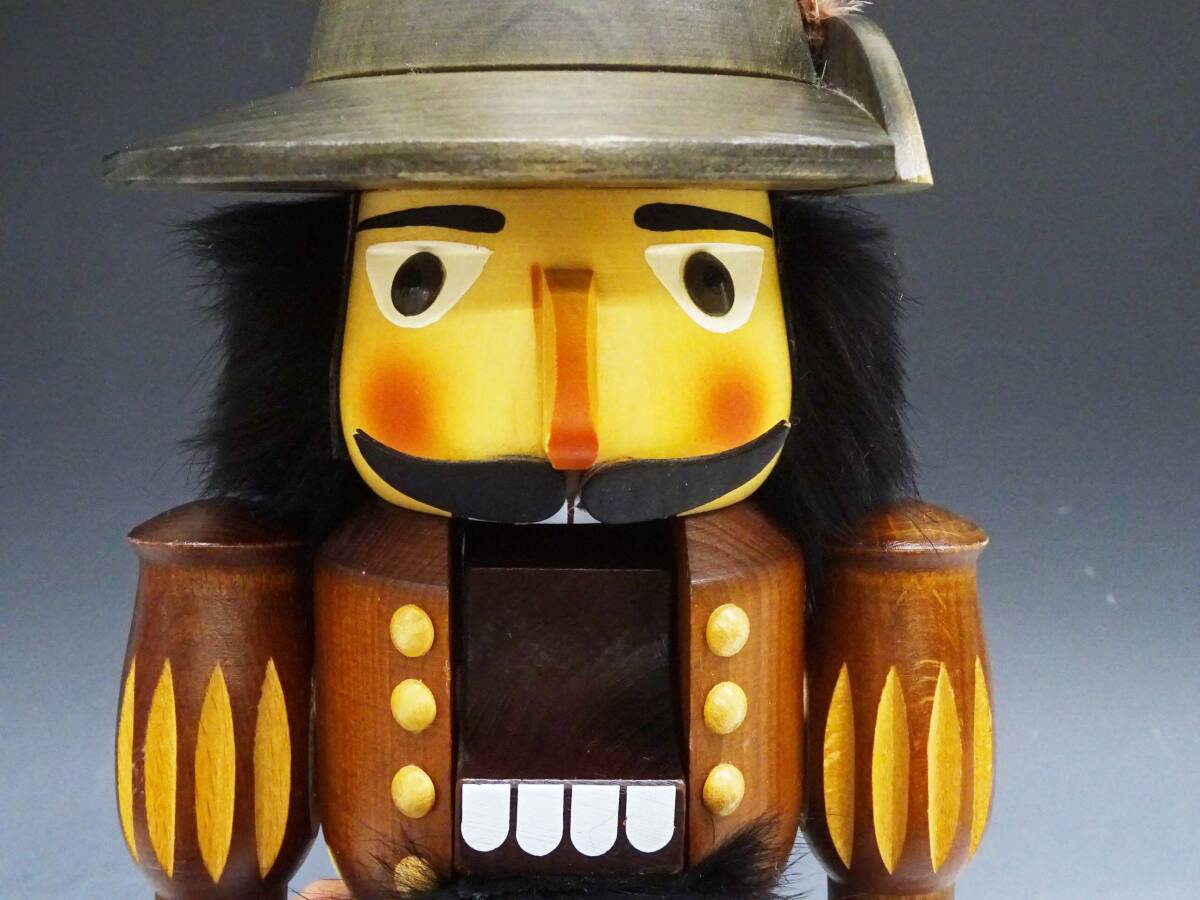 ◆(EG) 木製 くるみ割り人形 約37.5cm×約13.5cm×約13cm 木工芸 工芸品 民芸品 ドイツ製 兵隊 人形 置物 インテリア雑貨_画像3