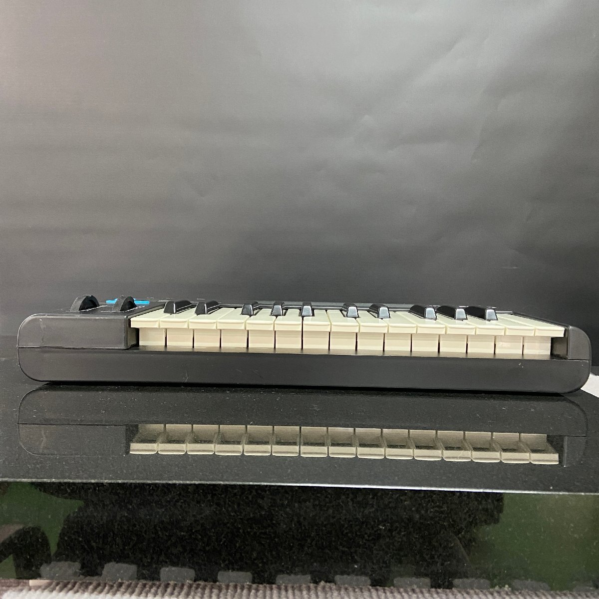[ J ]3303 novation mm10-X MIDI клавиатура no беж .n