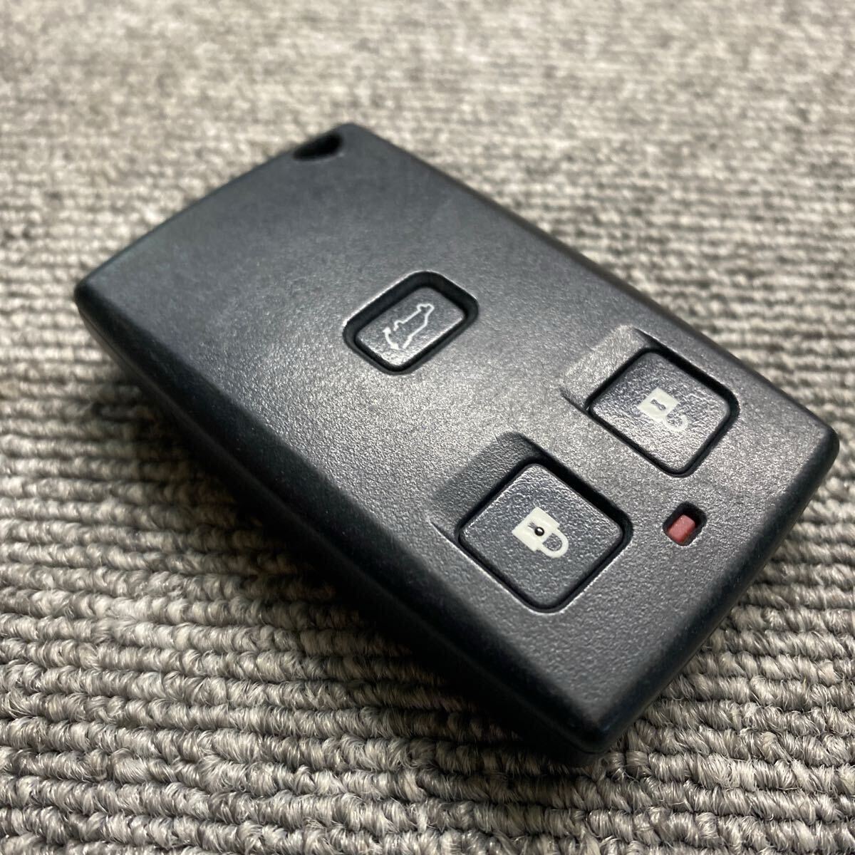 アウトランダー　三菱　純正　スマートキーレス　リモコン　鍵　3ボタン 動作確認済　赤ランプ　クリック感有　D983