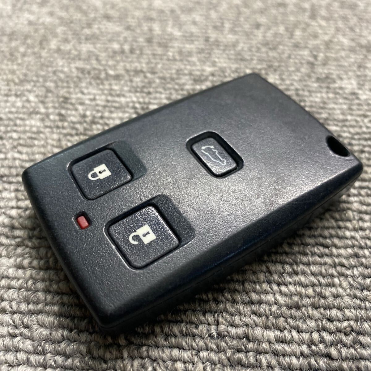 アウトランダー　三菱　純正　スマートキーレス　リモコン　鍵　3ボタン 動作確認済　赤ランプ　クリック感有　D983