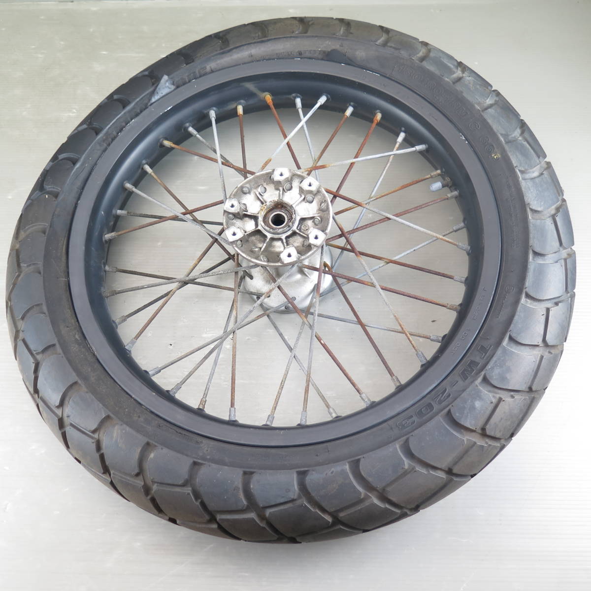 ●TW200 [DG07J] 純正フロントホイール ディスク用 J18×2.50 130/80-18 YAMAHA 2JL DG09J TW225 KR060123