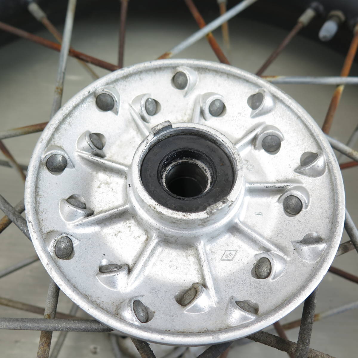 ●TW200 [DG07J] 純正フロントホイール ディスク用 J18×2.50 130/80-18 YAMAHA 2JL DG09J TW225 KR060123