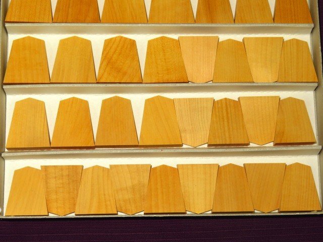 ▲「富士駒の会」監修/島黄楊「上柾目系」将棋駒木地▲