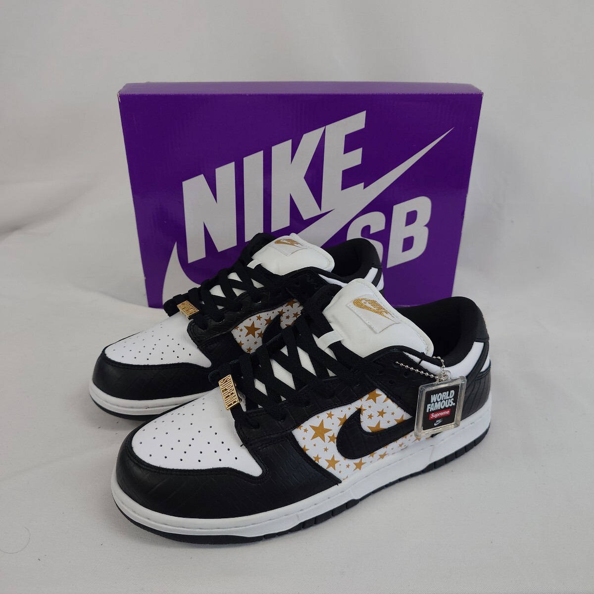 SUPREME × SB DUNK LOW OG QS "BLACK" DH3228-102 (ホワイト/メタリックゴールド/ブラック)