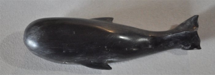 ナンタケットバスケット用の黒水牛の角の彫のおおきな立體クジラオーナメント