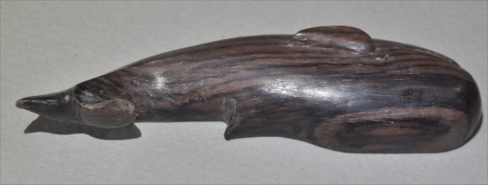 ナンタケットバスケット用の本紫檀（ローズウッド）のクジラオーナメント