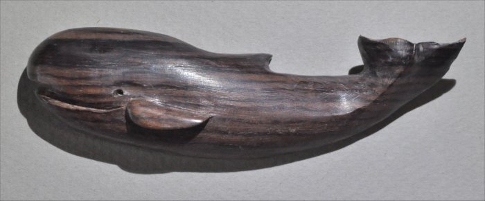 ナンタケットバスケット用の本紫檀（ローズウッド）のクジラオーナメント
