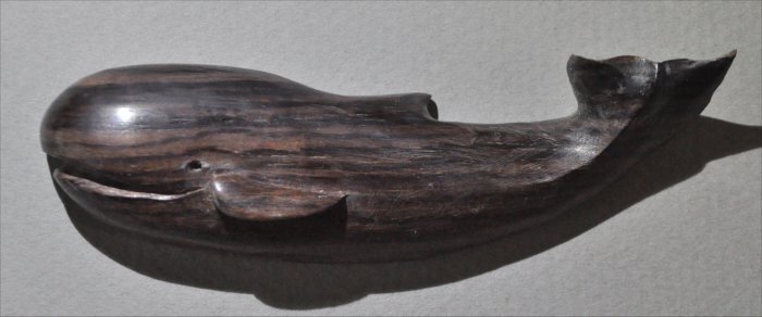 ナンタケットバスケット用の本紫檀（ローズウッド）のクジラオーナメント