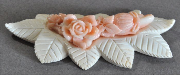 ナンタケットバスケット用のコーラルサンゴの薔薇彫りにクジラの歯の葉の彫りベースセットオーナメント