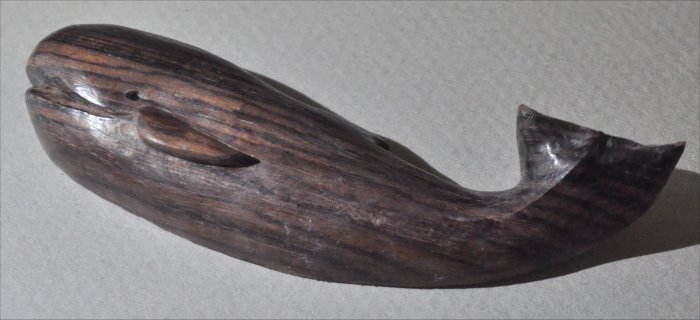 ナンタケットバスケット用の本紫檀（ローズウッド）のクジラオーナメント