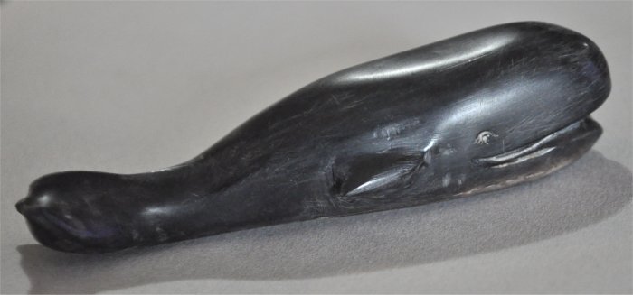 ナンタケットバスケット用の黒水牛の角の彫のおおきな立體クジラオーナメント