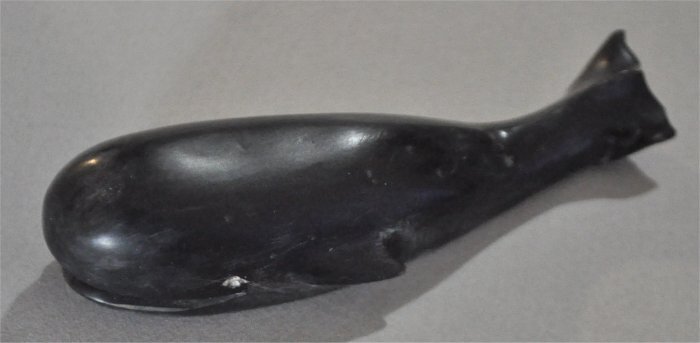 ナンタケットバスケット用の黒水牛の角の彫のおおきな立體クジラオーナメント