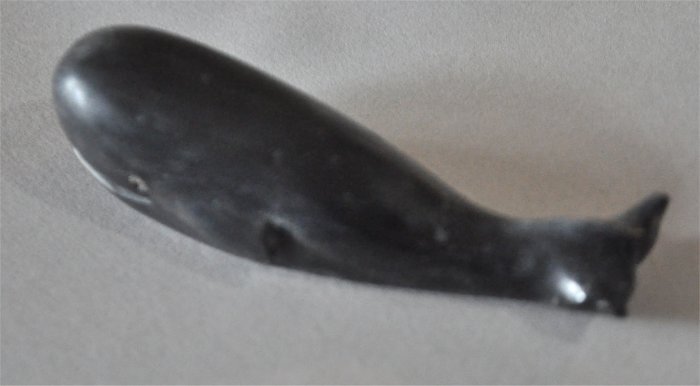 ナンタケットバスケット用の黒水牛の角の彫のおおきな立體クジラオーナメント