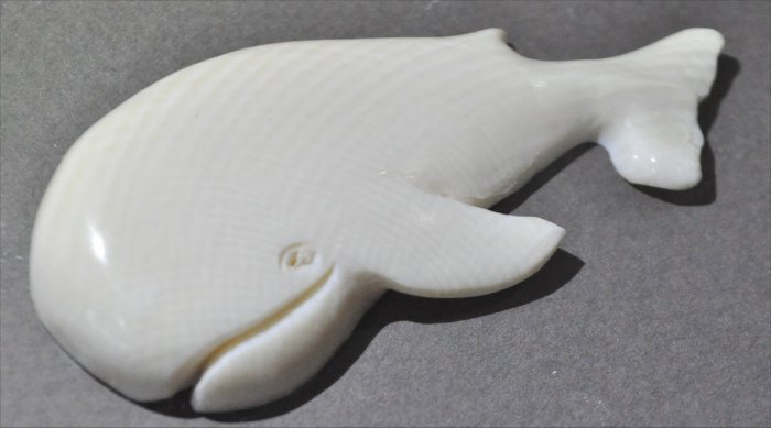 ナンタケットバスケット用のマンモス牙の眠いそうなクジラデザインオーナメント