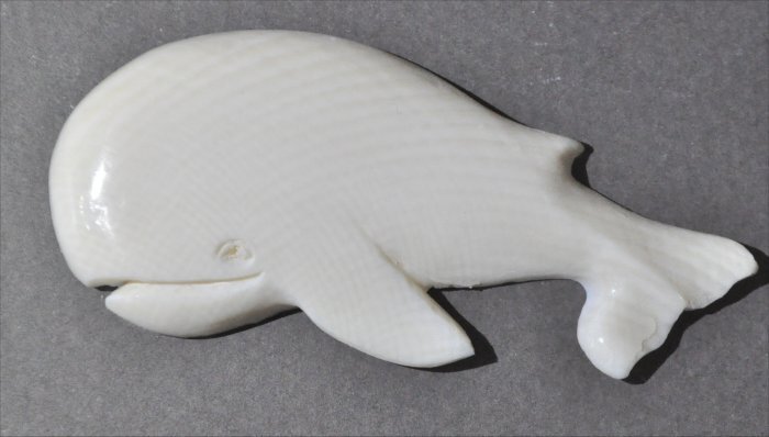 ナンタケットバスケット用のマンモス牙の眠いそうなクジラデザインオーナメント