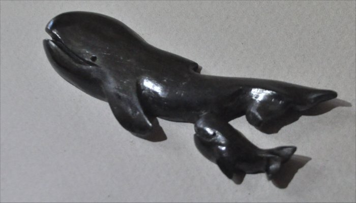 ナンタケットバスケット用の青黒檀の親子クジラオーナメント２