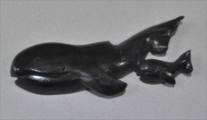 ナンタケットバスケット用の青黒檀の親子クジラオーナメント２