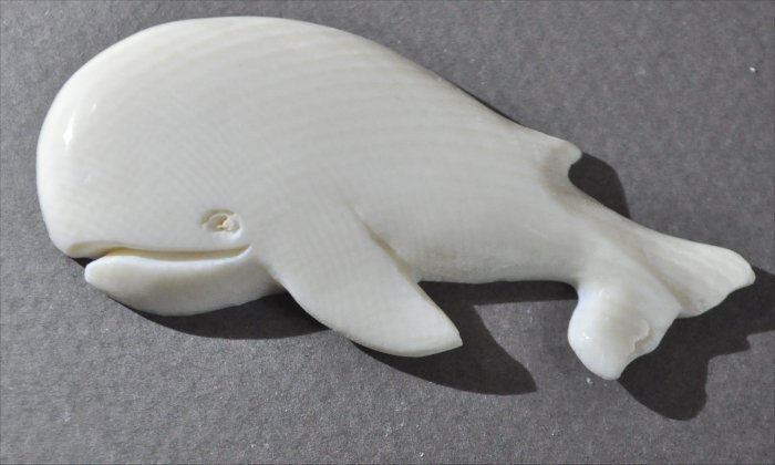 ナンタケットバスケット用のマンモス牙の眠いそうなクジラデザインオーナメント