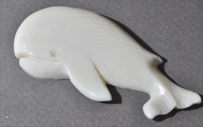 ナンタケットバスケット用のマンモス牙の眠いそうなクジラデザインオーナメント