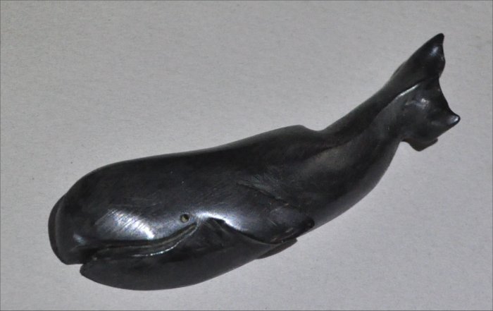 ナンタケットバスケット用の青黒檀のクジラオーナメント