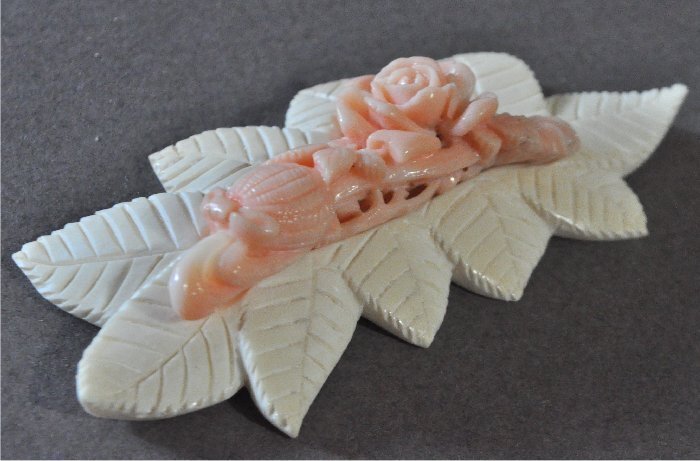 ナンタケットバスケット用のコーラルサンゴの薔薇彫りにクジラの歯の葉の彫りベースセットオーナメント