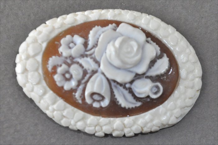 ナンタケットバスケット用の貝カメオの花デザインにマンモス牙の花彫枠オーナメント