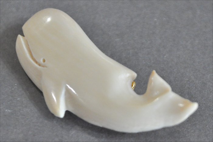 ナンタケットバスケットのマンモス牙のクジラブローチ