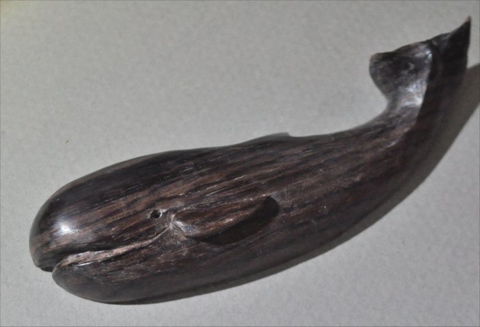 ナンタケットバスケット用の本紫檀（ローズウッド）のクジラオーナメント