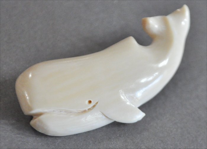 ナンタケットバスケットのマンモス牙のクジラブローチ