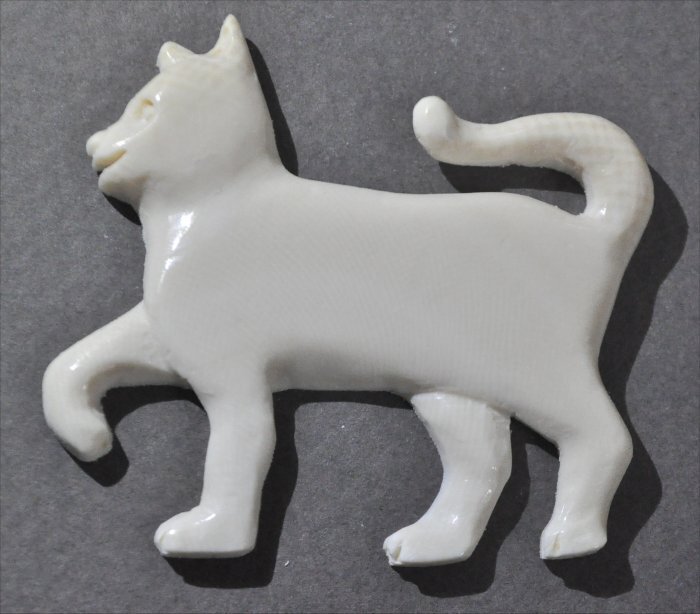 ナンタケットバスケット用のマンモス牙のねこのオーナメント