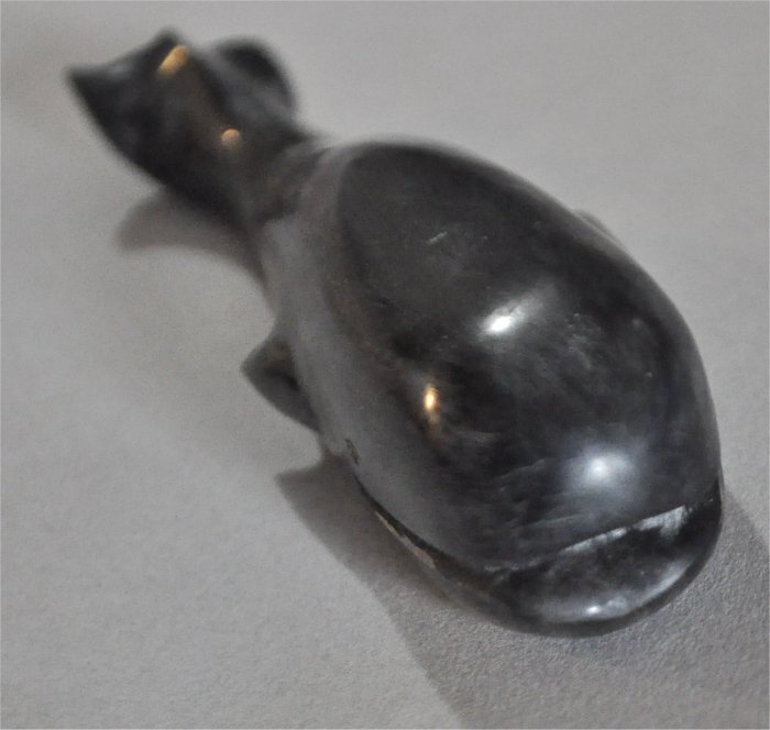 ナンタケットバスケット用の黒水牛の角の彫のおおきな立體クジラオーナメント