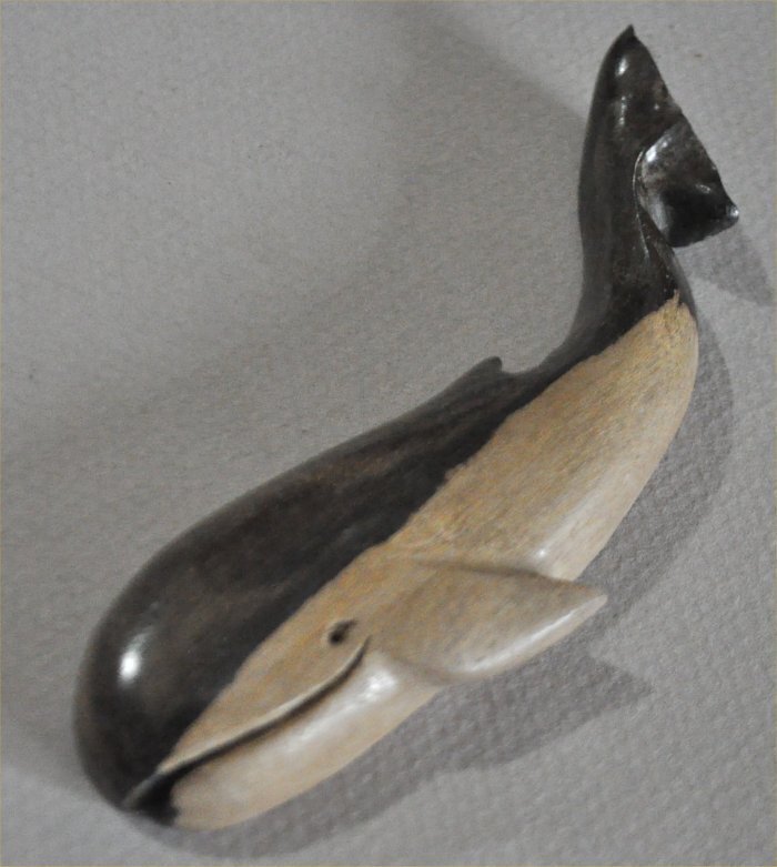 ナンタケットバスケット用のシャム柿の色変わりのクジラオーナメント