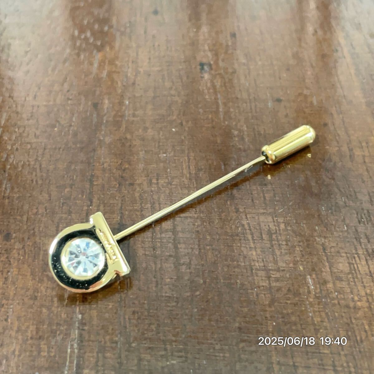  прекрасный товар Ferragamo Salvatore Ferragamo gun chi-ni узор стразы Gold цвет булавка брошь аксессуары декортивный элемент мелкие вещи 