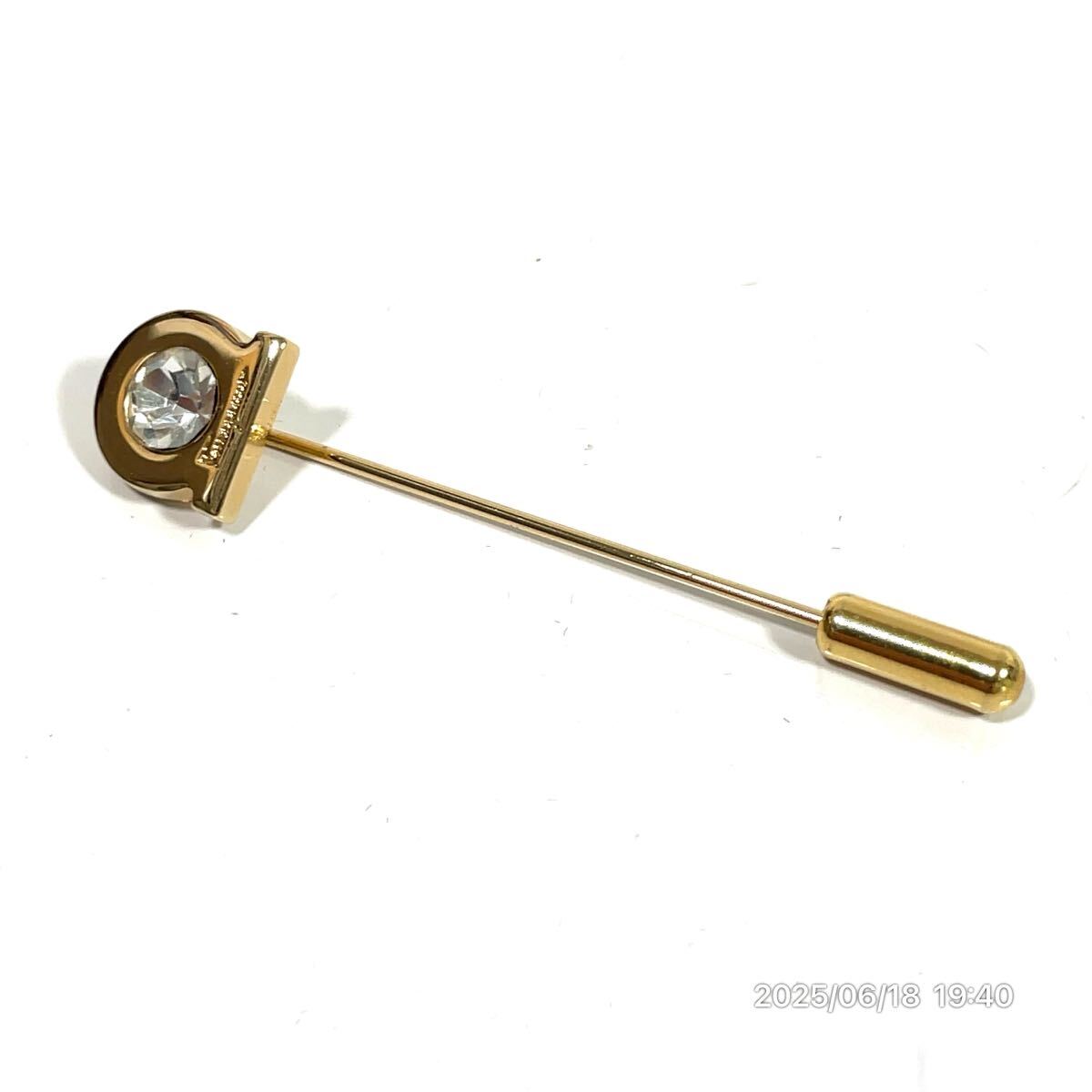  прекрасный товар Ferragamo Salvatore Ferragamo gun chi-ni узор стразы Gold цвет булавка брошь аксессуары декортивный элемент мелкие вещи 