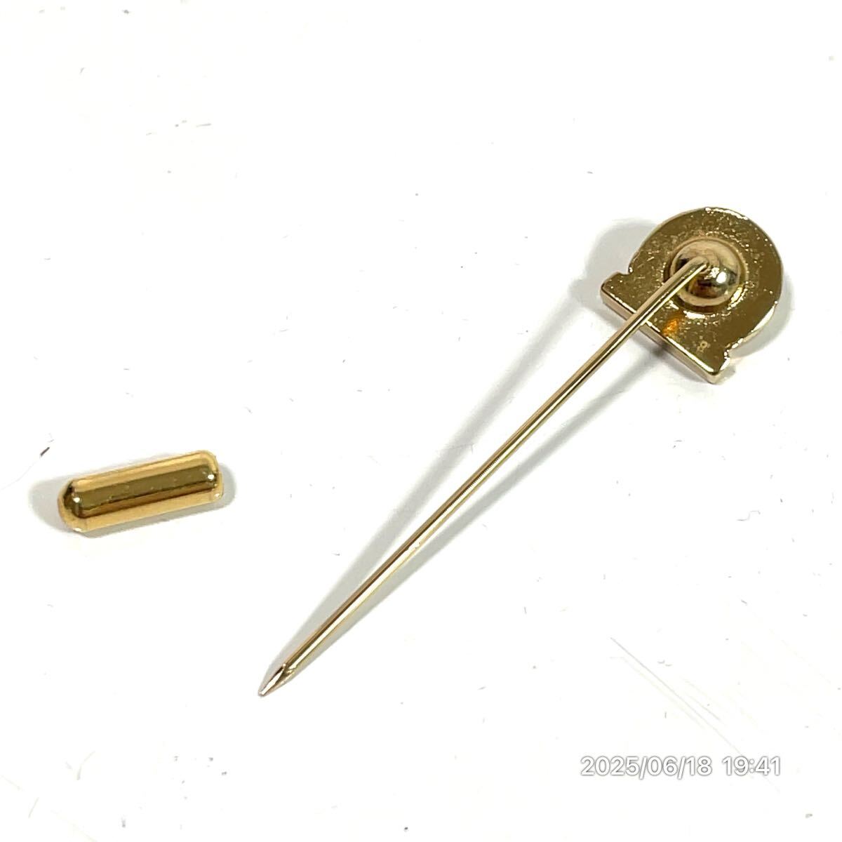  прекрасный товар Ferragamo Salvatore Ferragamo gun chi-ni узор стразы Gold цвет булавка брошь аксессуары декортивный элемент мелкие вещи 