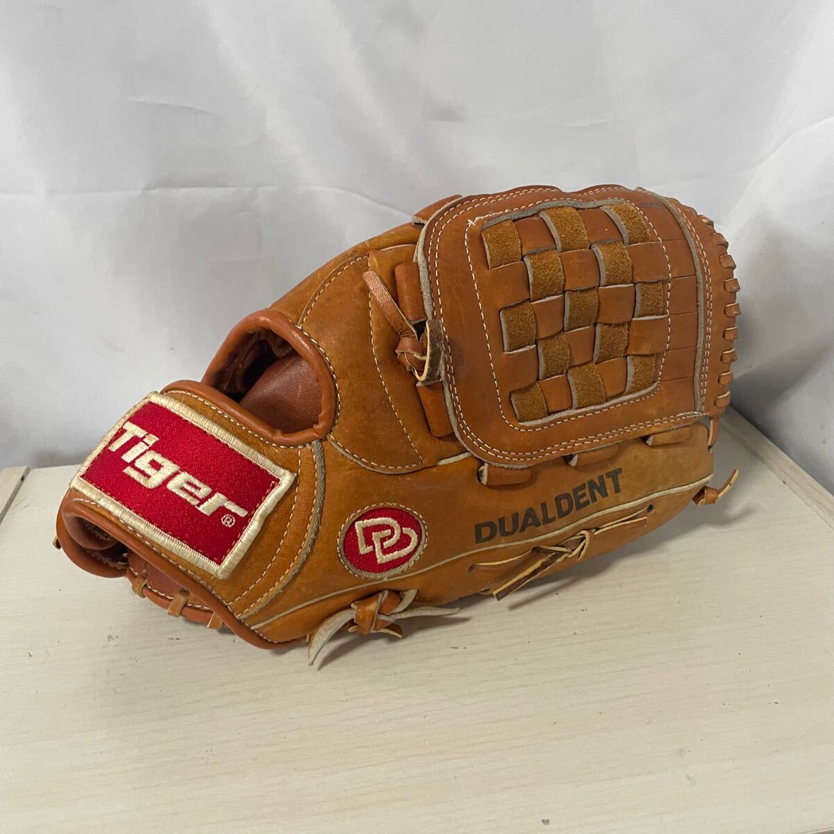 限定お値下げ ミツワタイガー 投手用グローブ ○ ミツワタイガー製 TIGER DUALDENT 投手用右投げ BGN-2028