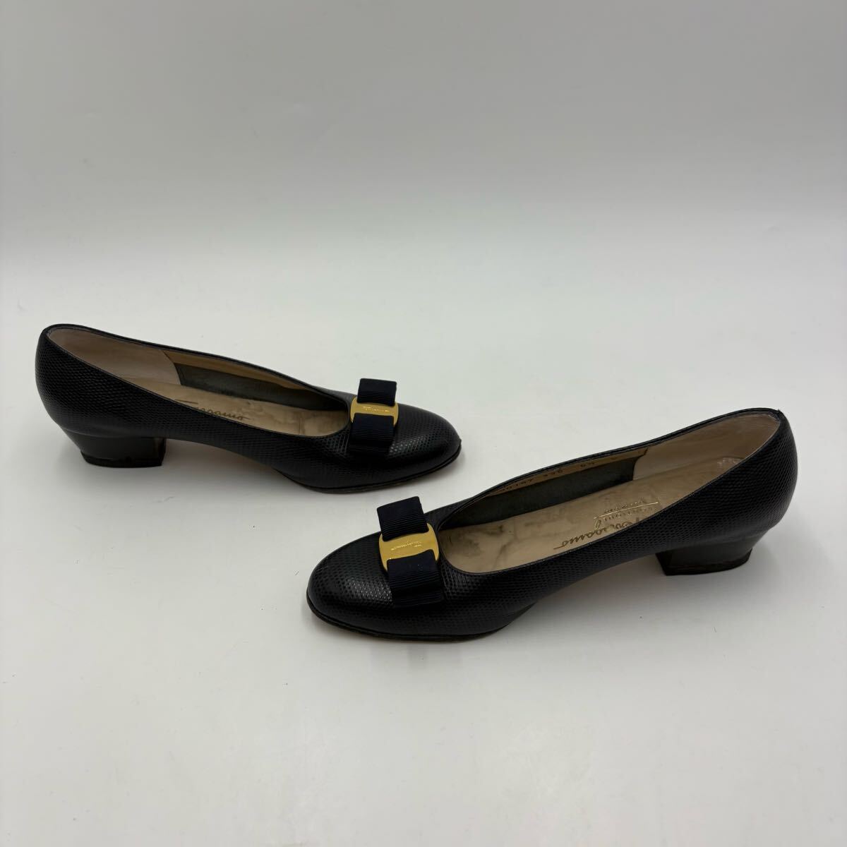 A■ イタリア制 'ラグジュアリーシューズ' Salvatore Ferragamo サルヴァトーレフェラガモ 本革 ヴァラリボン パンプス 6.5C 23.5cm 婦人靴