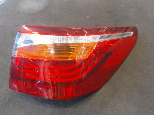 レクサス LS DAA-UVF45 右テールランプ LS600H Iパッケージ 8V3 81551-50230_画像1