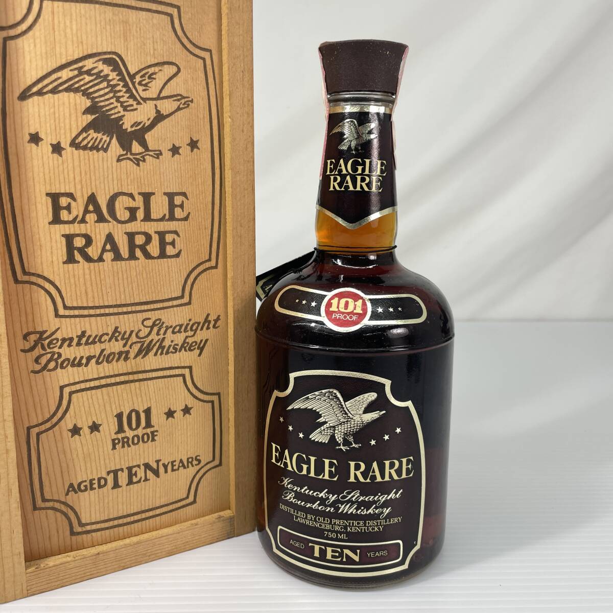 2506M0718 古酒 EAGLE RARE イーグルレア 10年 ケンタッキーストレート バーボンウイスキー 未開栓 木箱入