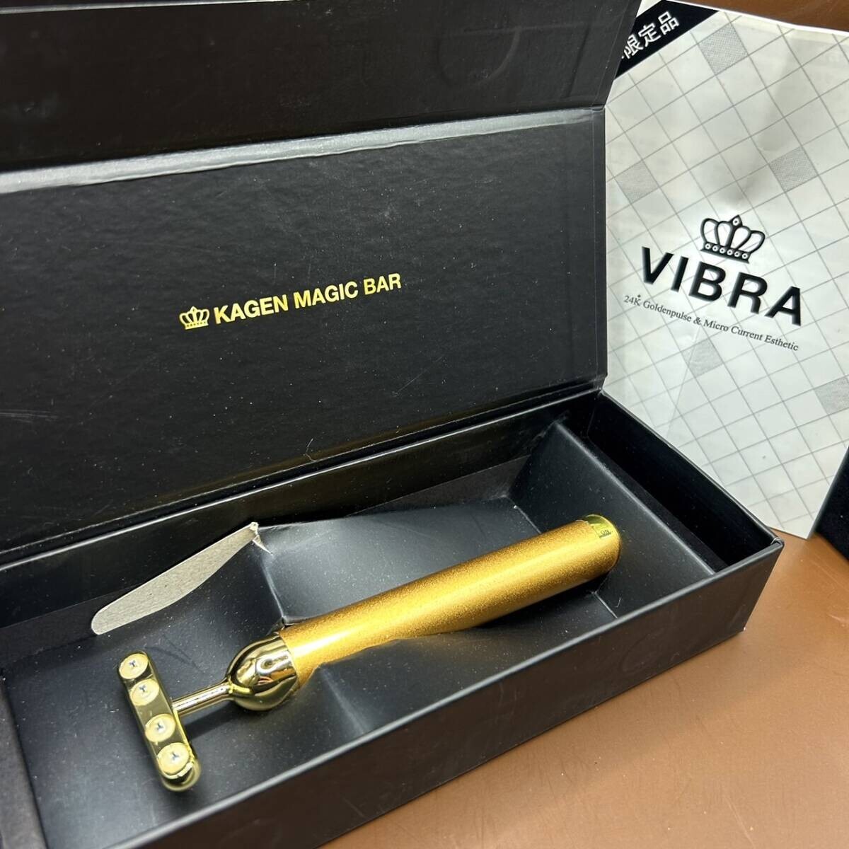 A)マイクロカレント 美顔器★24K 純金特殊表面仕上げ★箱付き ゴールド 自宅エステ★家庭用美顔器 美肌 美顔ローラー KAGEN ビブラ F0506