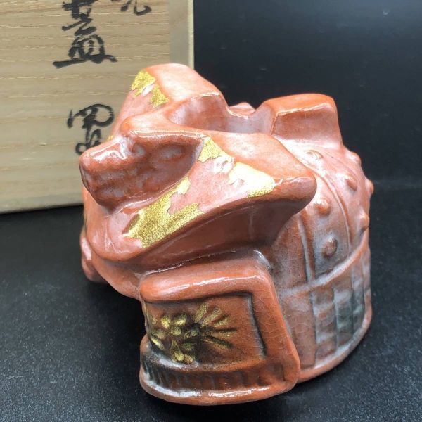 銘入り！★兜 蓋置 共箱 置物 インテリア オブジェ 赤 焼き物 伝統(tǒng)工蕓 和風(fēng) 鎧★ NI1223