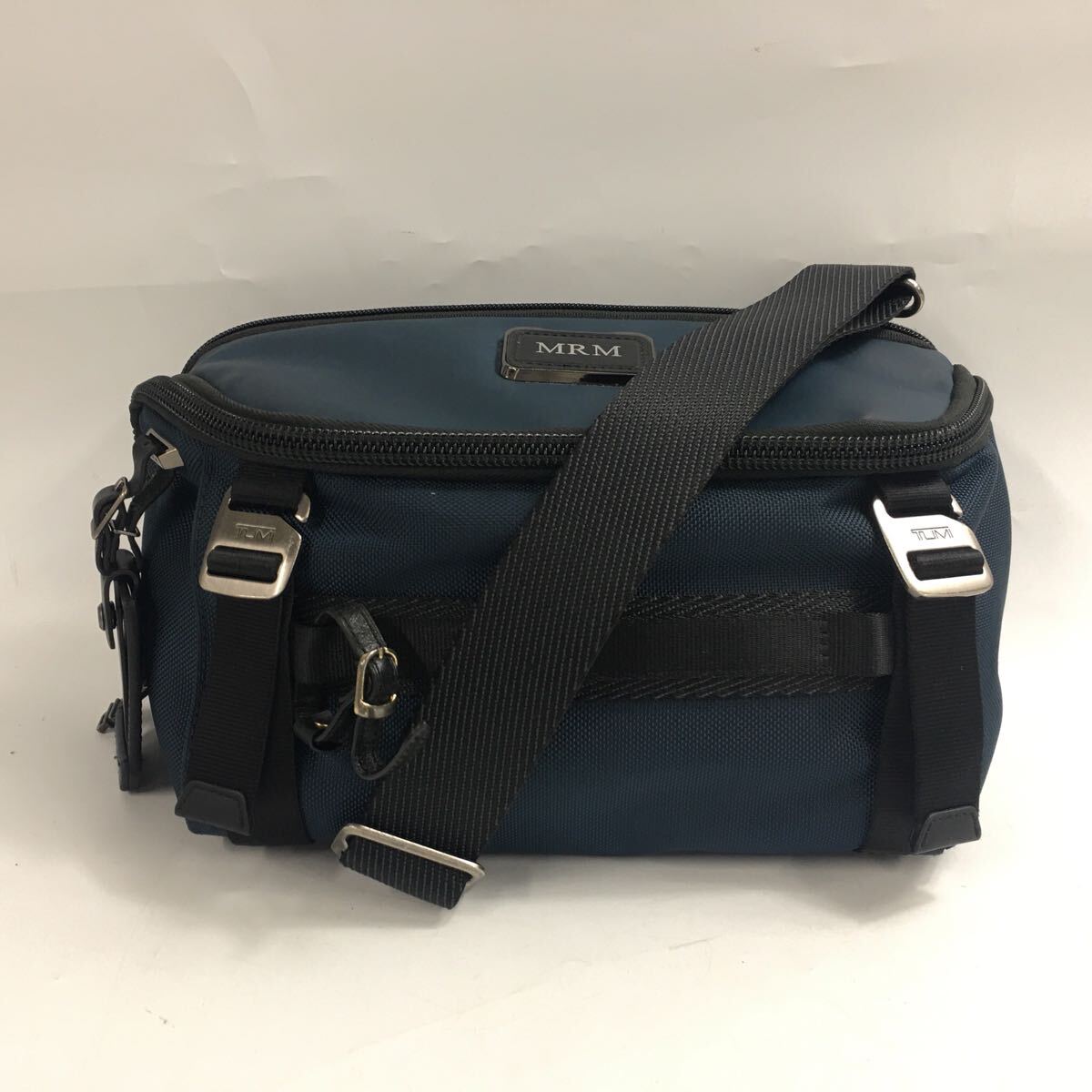 ★F05361/TUMI トゥミ/ボディバッグ/ワンショルダーバッグ/Alpha Bravo/プラトーン/スリング/ネイビー×シルバー金具/刻印有