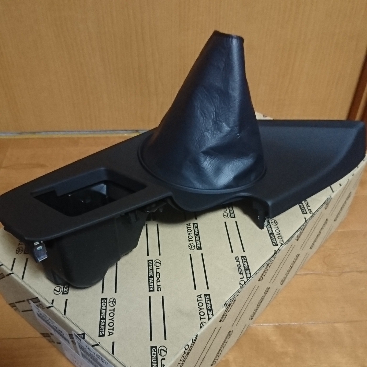 最安値！希少！新品！トヨタ純正！JZA80 スープラ センターコンソール(シフトブーツ付き)_画像1