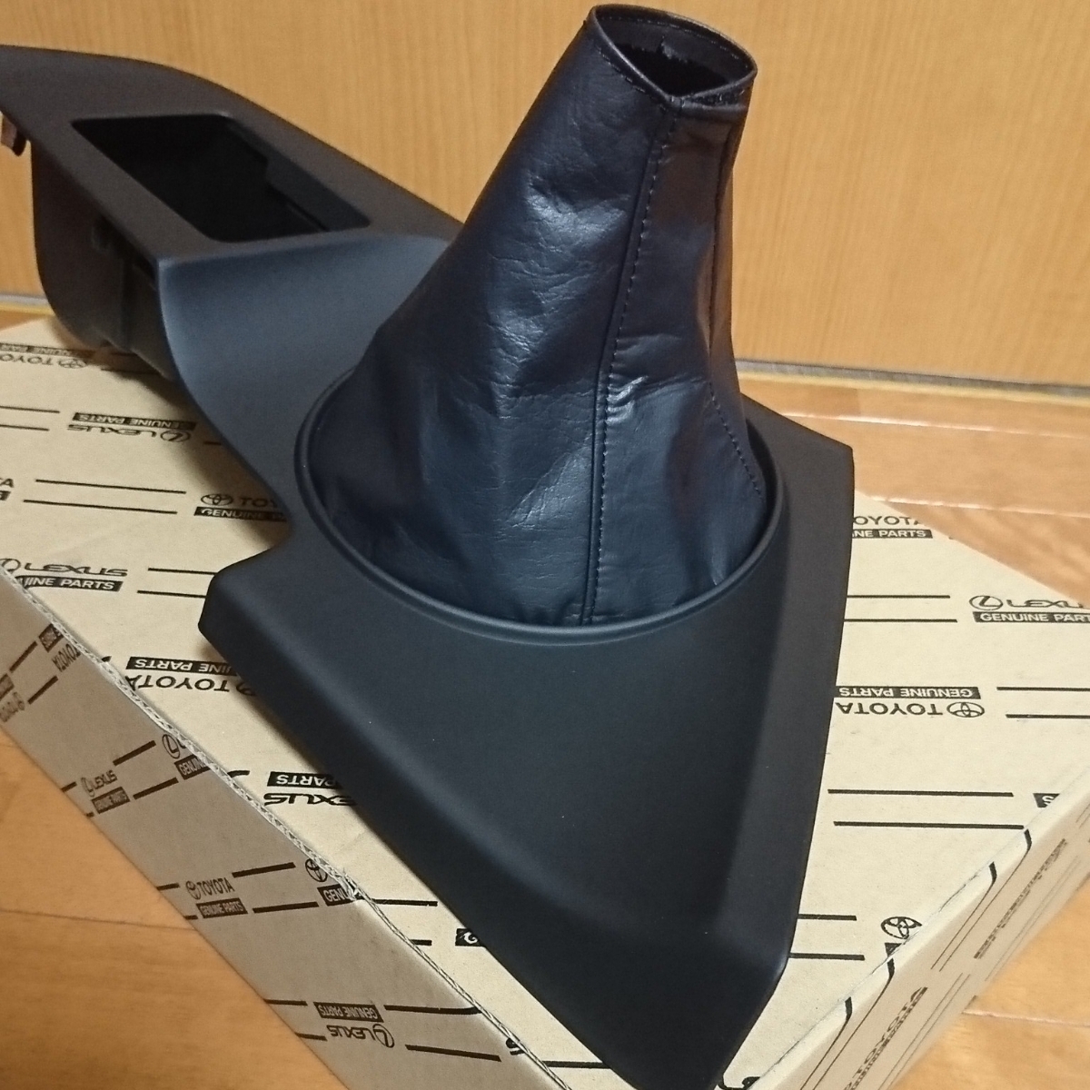 最安値！希少！新品！トヨタ純正！JZA80 スープラ センターコンソール(シフトブーツ付き)_画像2