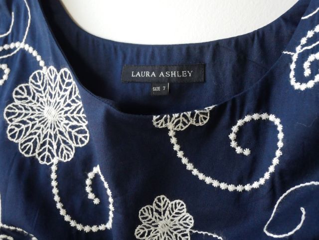 LAURA ASHLEYローラアシュレイ?ししゅうデザインロングワンピース　サイズ７　ネイビー系