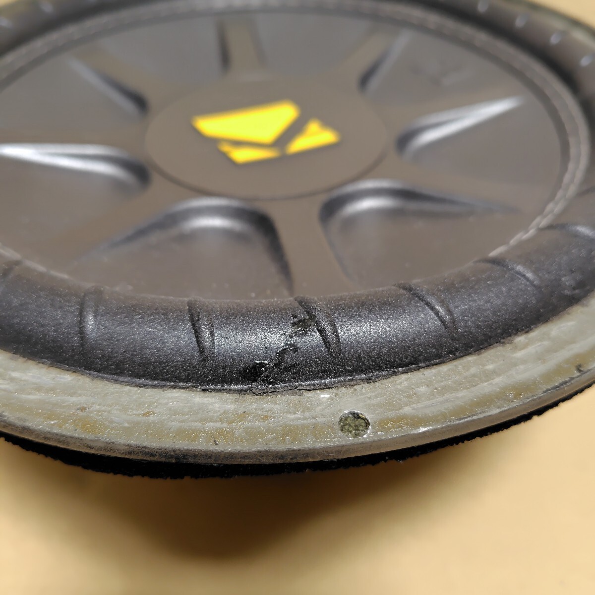 キッカー ウーファー ウーハー KICKER サブウーファー サブウーハー 10ES104 4Ohm 10インチ 25cm 最大300W 定格100W