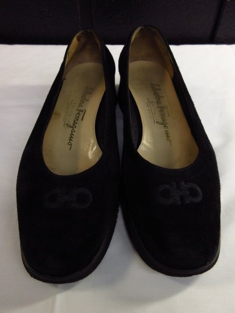 ｍ8408 フェラガモ　Salvatore Ferragamo　BOUTIQUE スエードパンプス　5?1/2　レディース　靴　黒　刺しゅう　イタリア制 DR43447 A29