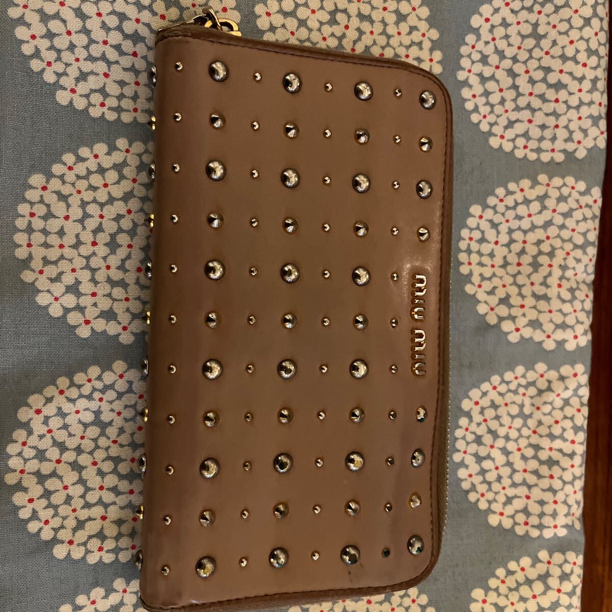 ミュウミュウ　長財(cái)布　財(cái)布　miumiu ベージュ　スタッズ